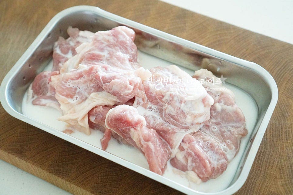 1. 닭다리살 밑간 닭다리살만 발라진 닭고기를 준비합니다. 잡내를 잡아주고 육질을 부드럽게 하기 위해 자작하게 잠길 정도로 우유를 부어 대략 10분 정도 담가줍니다. 10분 정도 담가두었다가 흐르는 물에 헹구어 물기를 제거해 줍니다. 소금과 후추 약간, 생강술(청주) 1 큰 술을 뿌려 밑간하여 줍니다. 구운 뒤 간장 데리야끼에 졸여줄 것이라 밑간은 살짝만 가볍게 해주세요.