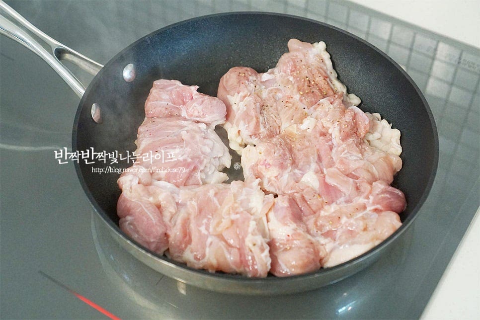 달군 팬에 손질한 닭고기를 올려줍니다. 껍질 부분이 아래로 향하도록 올려주면 껍질에서 고소한 기름이 나와 풍미를 살릴 수 있으며 따로 식용유를 두를 필요 없이 구울 수 있습니다. 앞뒤로 노릇하게 구워줍니다. 재료에서 기름이 나와 바삭하게 구워져 그대로 먹어도 맛있답니다. 맛있게 익으면 그릇에 덜어 담아둡니다.