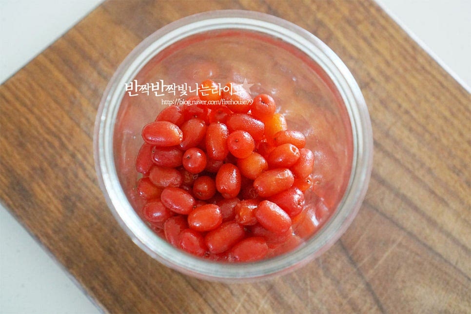 건조한 유리병에 보리수 1/3 넣어줍니다. 그리고 설탕 1/3을 붓고 다시 열매 1/3, 원당 1/3 양을 켜켜이 쌓아 넣어줍니다. 발효되는 과정에서 가스가 나올 수 있어 3~5일은 면포나 창호지를 덮어둡니다. 서늘하고 통풍이 잘 되는 곳에 두면 천천히 녹으면서 숙성이 되어요. 3개월이 되면 알맹이를 건져내어 엑기스만 다시 유리병에 담습니다. 엑기스를 6개월 숙성해 줍니다. 오래 둘수록 좋다고 하여 저는 1년은 그대로 둡니다. 영상도 같이 담았어요. 흰색으로 담으면 색이 더 곱게 나오지만 원당으로 담아보았어요. 보리수가 보이지 않도록 원당으로 덮어주셔야 곰팡이가 생기지 않습니다. 보리수 먹는법을 정리해 보면 세척 후 물기를 건조해 주고 소독한 유리병에 보관합니다. 설탕 1: 과육 1 비율로 담아 3개월 뒤 알맹이는 건져내고 6개월에서 1년 엑기스만 숙성해 주면 됩니다. 보리수효소 만들기 실패 없이 만들어요^^ 끄읕 !