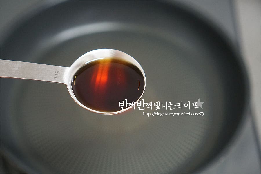 소스를 만들어요. 맛간장 5큰술 맛술 3큰술 물 5큰술 설탕 0.5큰술 조청 2큰술 마늘, 생강, 대파를 팬에 넣고 끓여줍니다. 손쉽게 만들기 위해서 다시마가 들어간 맛간장 베이스에 양념과 야채를 추가해 주었어요. 그럼 오래 끓이지 않아도 감칠맛이 배어나요. 양념이 조려 들면서 야채의 향이 스며들어 찐득한 소스가 만들어진답니다. 중약불에서 재료의 맛을 끓어내어줍니다.