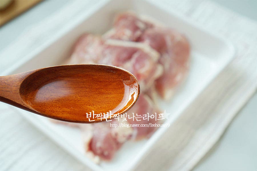 닭다리살은 밑간을 해줍니다. 맛술 1.5 큰술 소금, 후추 약간을 넣고 야채를 손질할 동안 재워둡니다. 신선한 닭이라 누린내가 없어 그대로 밑간을 했는데, 냉장고에 넣어둔 시간이 길다면 우유에 잠길 정도로 재워두면 누린내를 잡아줄 수 있어요.