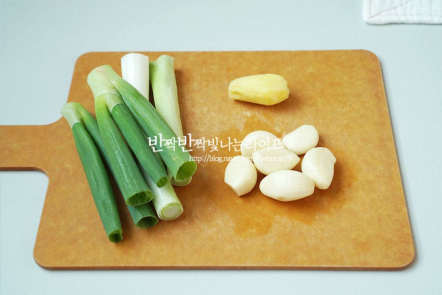 채소를 손질해요. 간단하게 소스를 만들어줄 것이라 재료가 우러나기 쉽게 잘라줍니다. 마늘과 생강은 편으로 썰고, 대파는 길게 썰어준 뒤 반으로 잘라주세요.