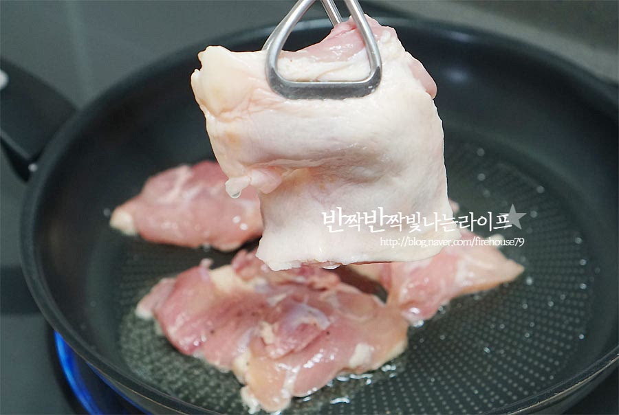 닭은 구워줍니다. 달군 팬에 식용유를 두르고 밑간해둔 다리 살을 구워줍니다. 팬에 올릴 때는 기름기가 있는 껍질 부분이 바닥을 마주하게 넣고 구워주면 닭에서 기름이 적당히 나와 노릇노릇 맛있게 구울 수 있어요. 속까지 잘 익을 수 있도록 뒤집어가며 구워줍니다. 겉면이 노릇하게 구워져야 소스가 잘 스며들고 먹음직스러워요.