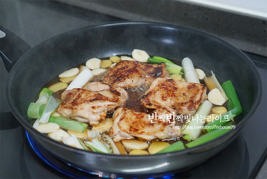 치킨데리야끼를 조려줍니다. 소스가 끓어오르면 구운 닭을 넣고 조려주세요. 앞뒤로 뒤집어가며 조려주면 양념이 골고루 배요. 닭에서 나오는 맛과 재료가 어우러져 감칠맛도 깊어진답니다. 의외로 간단하게 만들 수 있는 영상 레시피를 참고해 주세요. 맛있게 조려진 치킨은 밥과 함께 먹음 든든한 덮밥 한 그릇이랍니다. 달걀 프라이까지 올려주었어요. 단짠 소스와 치킨의 조합은 늘 실패가 없어요. 부드러운 닭다리살에 짭조름한 양념이 스며들어 특별한 요리가 된답니다. 한 그릇 요리뿐만 아니라 도시락 반찬으로도 먹기 좋아요. 데리야끼소스 만들기 간단한 재료로 손쉽게 조리해서 맛있게 즐겨보세요. 구운 닭다리살과 함께 치킨데리야끼덮밥으로 먹기도 좋아요. 오래 끓이지 않아도 간단하게 만드는 레시피 맛간장에 맛술, 대파, 생강, 마늘로 향을 더해주면 누구나 좋아하는 단짠 소스를 만들 수 있답니다. 끄읕!