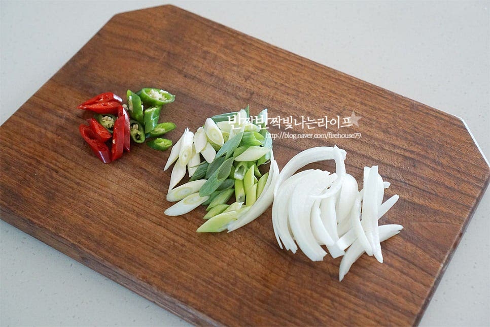 양파는 채를 썰고 대파와 고추는 어슷하게 썰어줍니다. 매운맛을 좋아하는 정도에 따라 청양고추 넣어주면 칼칼하게 어울립니다.