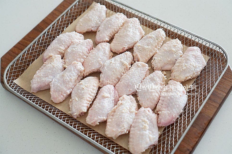 바스켓에 일정한 간격을 두고 익기 좋도록 올려줍니다. 소금, 후추 간을 간간하게 하여 그대로 구이로 구워드셔도 맛있습니다~ 에어프라이어 닭구이는 180도 15분 굽고 뒤집어서 10~15분 구워줍니다. 중간에 뒤집어주셔야 앞뒤로 노릇하게 구울 수 있습니다.