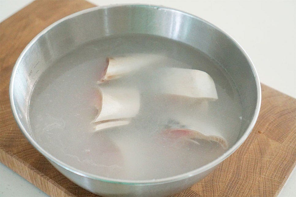 고등어 김치찜은 생선 비린내가 나지 않게 손질하는 것에서부터 시작인데요. 먼저 쌀뜨물에 담가 꼼꼼하게 씻어줍니다. 흐르는 물에 헹구어 물기를 털어줍니다. 조림이나 찜용은 큼직하게 토막 낸 것을 넣어주면 되어요. 고등어김치찜 양념
