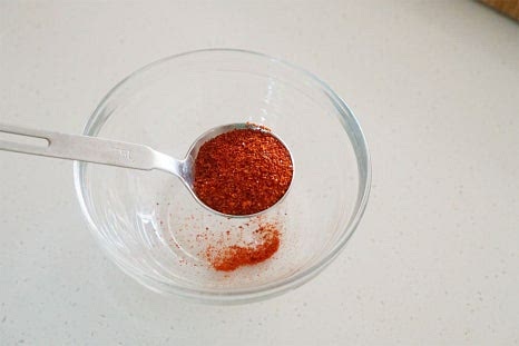 묵은지가 들어가는 요리는 재료에서 나오는 진한 감칠맛이 풍부한데요. 여기에 몇 가지 양념재료를 더해주어 비린내는 잡아주고 매콤 칼칼한 맛을 살려줄 것이에요. 고춧가루 1½ 큰 술, 진간장 1 큰 술 참치액 1/2 큰 술, 황설탕 1/2 큰 술 맛술 1 큰 술, 다진마늘 1 큰 술 간생강 2/3 작은 술을 넣어줍니다. 김치의 신맛에 따라 설탕량을 조절하여 새콤한 맛을 잡아줍니다. 조금 더 얼큰하게 먹고 싶다면 고춧가루를 더해주시고요.