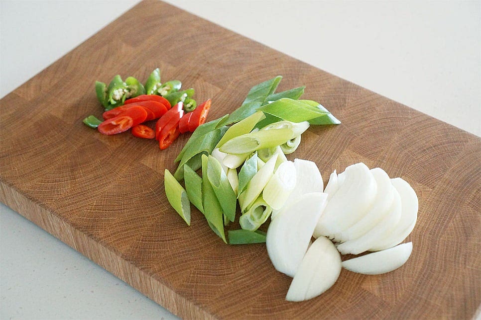 대파와 고추는 어슷하게 썰고 양파는 채 썰어 준비해둡니다. 매운맛에 따라 고추를 넣어주세요.