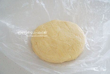 1시간 휴지한 뒤 꺼내면 묵직한 느낌입니다. 6등분으로 나누어 줍니다. 에어프라이어 트레이에 간격을 두고 올려줍니다. 그냥 그대로 구워도 되지만 구움색이 노릇하게 날 수 있도록 반죽 윗면에 계란물을 발라줍니다. 반은 그대로 굽고 반은 바삭함을 살리기 위해 마스코바도를 조금 뿌려주었습니다. 170도 5분 예열한 에어프라이어에 넣어줍니다. 165~170도 20분 구워줍니다. 저는 15분 먼저 구운 뒤 위치를 바꾼 뒤 5분 더 구워주었습니다. 기기의 사양에 따라 온도와 시간은 조절해 줍니다. 오븐으로 구울 때는 190도로 굽지만 에프는 온도를 조절해 주셔야 합니다. 모양이 부풀어 오르면 구워집니다. 고소한 버터 풍미와 함께 구워졌어요. 식힘망에 올려 식혀줍니다. 그래야 밀가루 냄새 없이 맛볼 수 있어요.