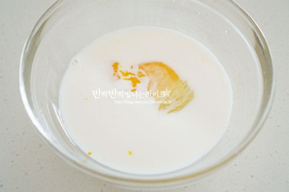 모든 재료는 냉장고에 넣어둔 차가운 상태로 스콘 반죽 같은 경우 요즘같이 더운 날씨에는 반죽 온도가 높아지면서 버터가 녹아 질척거릴 수 있어 실내 온도가 너무 높지 않도록 해주셔야 합니다. 계란은 작은 것 1개 정도를 넣으면 50g 내외입니다. 계란과 우유를 잘 섞어 풀어준 뒤 다른 재료를 섞는 동안 냉장실에 넣어둡니다. 우유는 생크림으로 대체 가능해요. 차가운 무염버터를 큐브 모양으로 잘라줍니다. 날씨가 덥기 때문에 재료는 모두 냉장실에 넣어두고 섞을 때 꺼내어주면 됩니다.