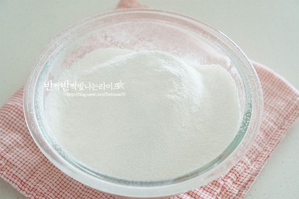 박력분 210g, 베이킹파우더 5g 설탕 40g, 소금 2g을 체에 내려줍니다. 박력분으로 만들면 바삭하게 만들 수 있어요.