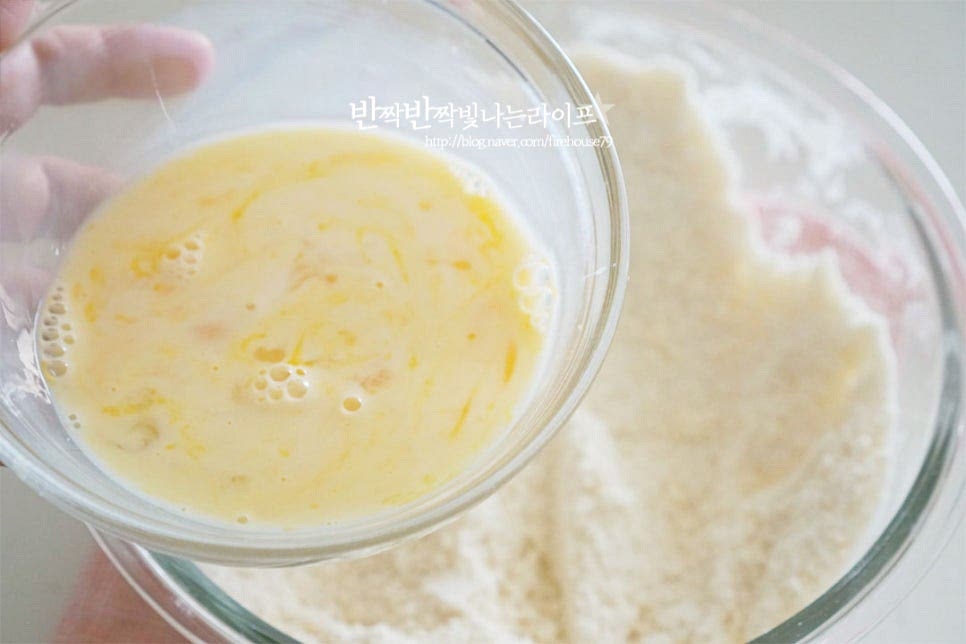 미리 섞어둔 계란물을 넣어줍니다, 차가운 상태로 넣어주고 온도에 따라 반죽이 질척일 수 있어 한 번에 모두 넣지 않고 섞어가며 양을 조절해 주세요. 오래 치대면 버터가 녹을 수 있고 퍽퍽하거나 떡질 수 있어 뭉쳐지는 정도면 됩니다. 뭉쳐질 듯 안뭉쳐지는 느낌으로 빠른 작업이 필요합니다.