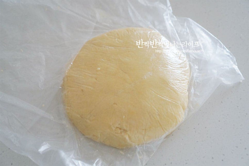 2.5cm 정도의 둥근 모양으로 비닐팩에 넣고 냉장실에서 1시간 휴지합니다.
