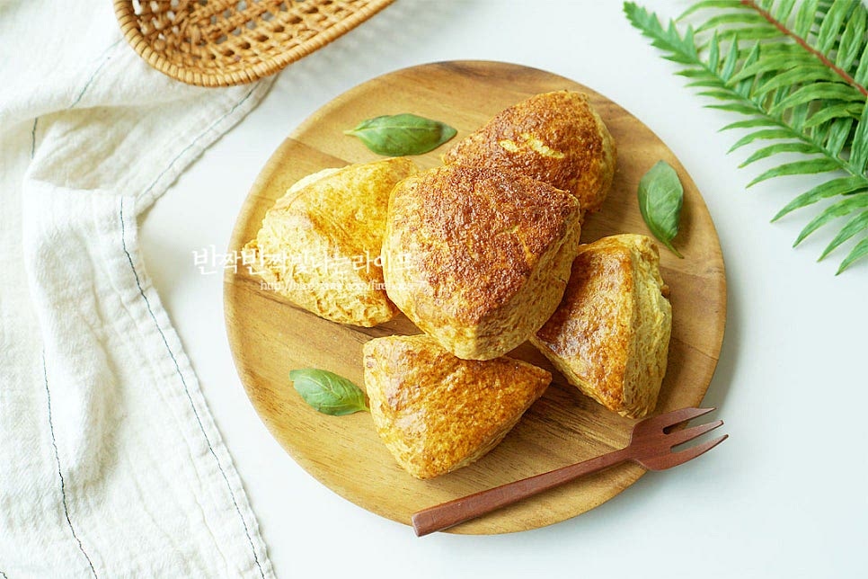 겉은 바삭 속은 촉촉한 깊은 풍미를 맛볼 수 있게 완성입니다. 기본 플레인 그대로도 담백하고 먹을수록 고소합니다. 영상도 같이 담았어요. 재료 준비와 반죽 만들어 휴지하고 굽기까지 베이킹 과정이 복잡하지 않으며 그대로 담백하게 먹어도 좋으며 딸기잼이나 버터를 곁들여도 맛있어요. 에어프라이어 스콘 만들기 겉바속촉 식감과 고소한 풍미를 살려 맛있게 베이킹하세요.