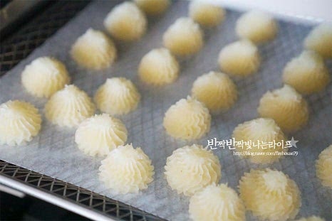 트레이를 에프에 넣고 180도 10분 구운 뒤 골고루 구워질 수 있도록 방향을 바꾸어 180도 10분 더 구워줍니다. 총 20분 정도 구워주니 겉은 바삭하고 속은 촉촉하게 익었어요. 기기의 사양이나 양, 크기에 따라 온도와 시간은 조절해 주세요. 바로 구웠을 때는 부서지기 쉬우니 한 김 식혀서 먹으면 됩니다.