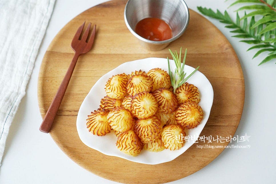 완성된 감자팝콘은 토마토케첩과 함께 담아줍니다. 고소한 풍미를 맛볼 수 있는 버터와 소금간이 되어있어 그대로 먹어도 맛있고 새콤달콤한 케첩과도 잘 어울려요. 제철 감자가 포슬포슬 담백 고소해서 감자요리 만들어먹기 좋은데요. 으깬감자에 밑간한 뒤 한입 크기로 팝콘같이 구워서 먹으면 자꾸만 손이 간답니다. 아이들 간식은 물론 술안주로도 맛있어요. 겉은 바삭 속은 촉촉한 에어프라이어감자 요리 맛있게 요리해드세요. 끄읕 !