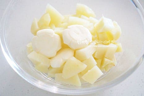 속까지 부드럽게 익힌 재료는 뜨거울 때 무염버터 20g, 소금 1/3 작은 술 설탕 두 꼬집, 후추 약간 뿌려줍니다. 뜨거운 상태로 바로 으깨어줍니다. 그럼 양념재료와도 잘 어우러지며 부드럽고 촉촉한 식감으로 맛볼 수 있어요. 간에 따라 소금과 설탕으로 달콤 짭조름한 간을 맞추어줍니다. 약간의 설탕이 들어가면 감칠맛이 더 풍부해집니다.