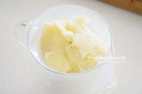 짤주머니에 깍지를 끼우고 으깬감자를 담아줍니다. 곱게 으깨주셔야 깍지로 모양 잡기 수월하며 체에 한번 내려주셔도 좋습니다. 트레이에 일정한 간격을 두고 한 입 크기로 반죽을 짜줍니다. 깍지 모양에 따라 다양하게 만들면 됩니다.