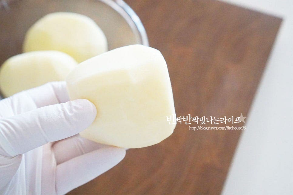 먼저 껍질을 벗겨 준비합니다. 싹이 난 부분은 익혀도 독성이 제거되지 않으니 모두 잘라내어 요리해 주셔야 합니다.