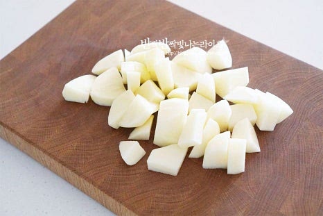 부드럽게 익히기 위해 한 입 크기로 깍둑썰기를 해줍니다. 찜기를 활용해도 되지만 간단하게 만들기 위해 전자레인지로 익혀주었습니다. 전자레인지 용기에 담고 물 2 큰 술 정도 뿌려줍니다. 전자레인지는 수분이 날아가기 때문에 물을 소량 넣어주었으며 많은 양을 익힐 때는 삶거나 찜기에 익혀주세요. 뚜껑을 덮고 6~8분 정도 조리해 줍니다. 양과 크기에 따라 시간을 조절해주세요. 익은 정도를 알고 싶다면 젓가락을 살짝 찔러보면 됩니다.