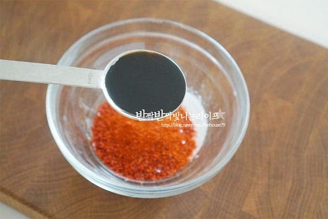 중국 장류 중 하나인 두반장은 된장과 비슷한 양념으로 말린 고추를 불려 발효하여 만드는데요. 오늘 알려드리는 레시피는 두반장없이 만능양념장으로 요리합니다. 미리 만들어두어 냉장고에서 반나절 이상 숙성하면 더욱 깊은 맛을 낼 수 있어요. 고추장 1 큰 술, 고춧가루 1 큰 술 진간장 1 큰 술, 맛술 1 큰 술 황설탕 1 큰 술, 간 마늘 1 큰 술을 넣어줍니다. 재료를 풀어가며 섞은 뒤 냉장고에서 숙성해 줍니다. 바로 만들어도 되지만 미리 만들어두면 풍부한 맛을 낼 수 있어요.