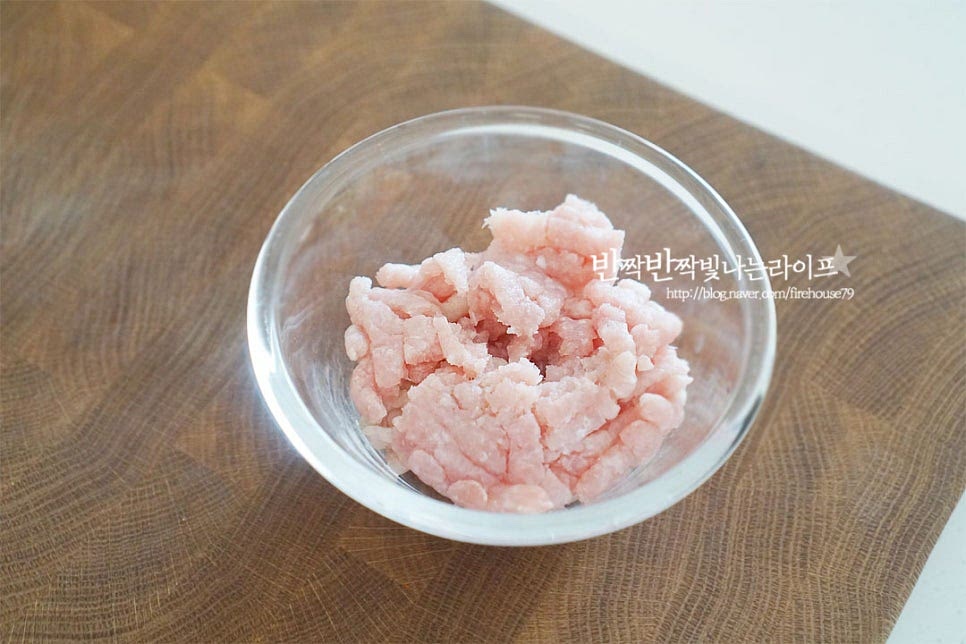 돼지고기는 가볍게 핏물을 제거해 줍니다. 대파는 길게 반으로 자른 뒤 잘게 썰고 마지막에 올려줄 쪽파는 송송 썰어줍니다. 쪽파는 생략 가능합니다. 마파두부 농도를 조절해 줄 전분물은 전분가루 1 큰 술, 물 2 큰 술을 넣고 잘 풀어줍니다.