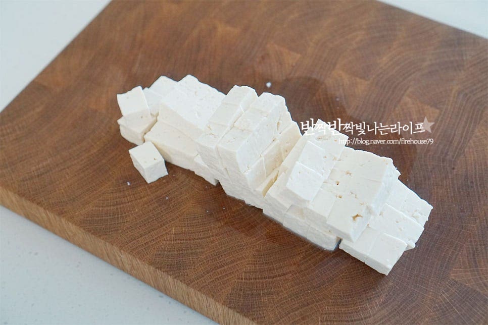 두부는 부침용, 찌개용 종류는 상관없으며 아이가 먹을 것이라면 부드러운 연두부도 좋아요. 사방 1.5cm 정도로 깍둑썰기 해줍니다.