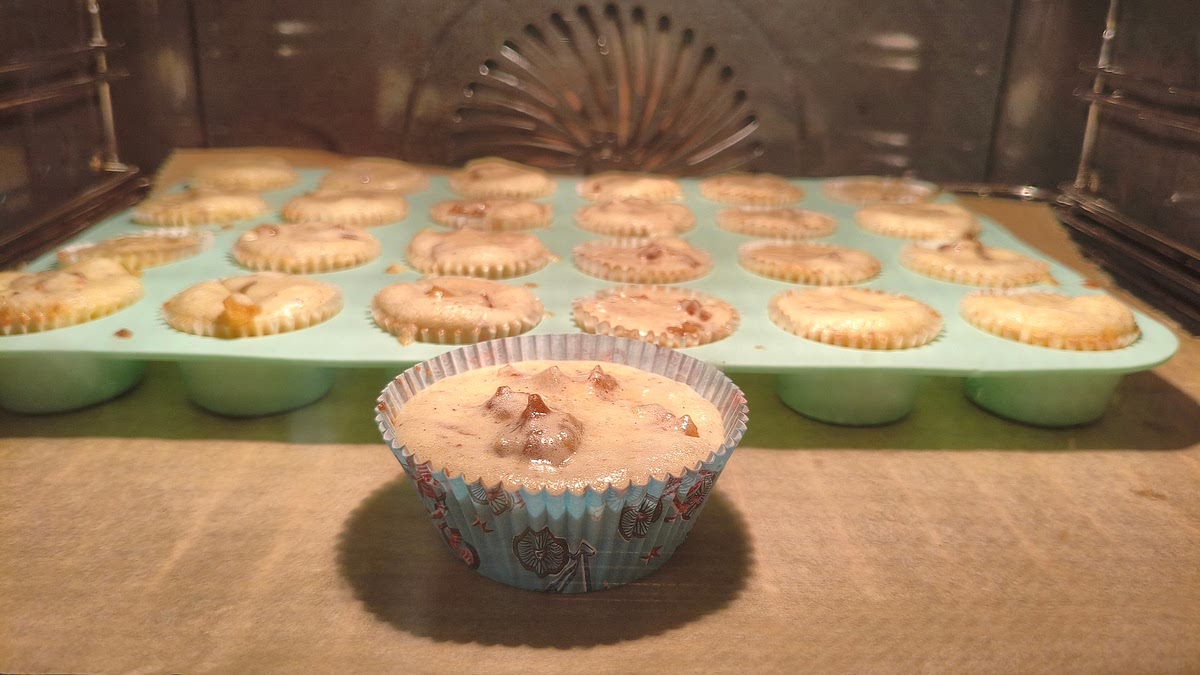 Blech auskühlen lassen und dann erst die Muffins aus der Form lösen. Die Muffins mit Zuckerguss überziehen oder Sahne mit Sahnesteif und Vanillezucker verrühren, steif schlagen, Muffins verzieren und mit gehackter Haselnuss oder Krokant bestreuen. Ein halber Becher Sahne reicht für das Blech.