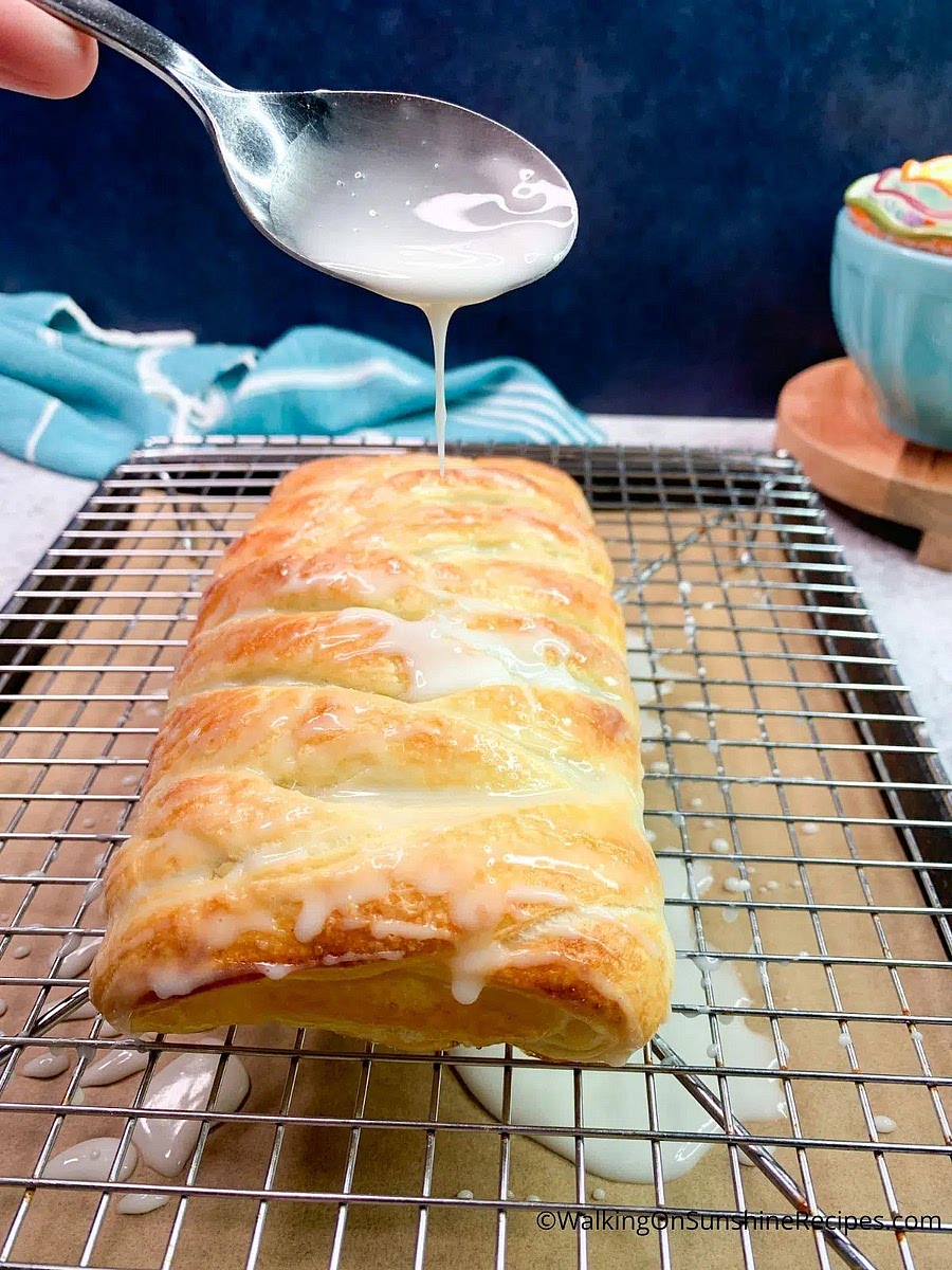 While the strudel is still warm, drizzle the glaze over it.
