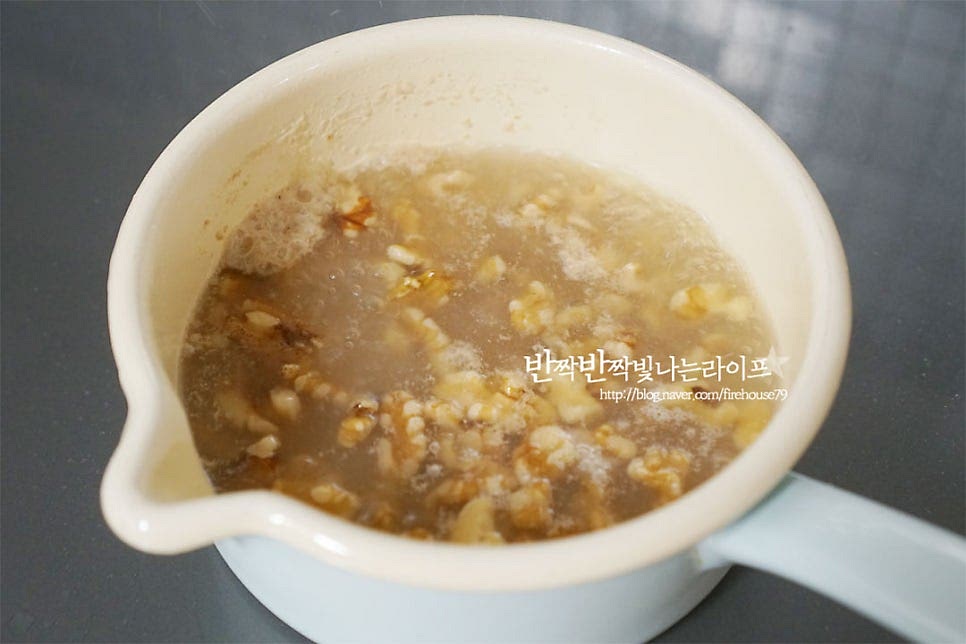 쿠키 반죽을 만들기에 앞서 토핑으로 들어가는 견과종류는 식감이 눅눅하지 않고 떫은맛을 잡아주기 위해 미리 전처리를 해줍니다. 세 가지 종류로 호두와 피칸, 헤이즐넛을 준비했는데요. 먼저 호두는 떫은맛이 날 수 있어 끓는 물에 살짝 데쳐서 불순물을 제거해 주세요. 데친 호두는 헹구어 물기를 제거하고 피칸과 헤이즐넛과 함께 오븐에 넣고 150도 10분 구워줍니다. 구워지면서 수분이 날아가고 식감이 바삭해지며 먹을수록 고소해집니다. 온도와 시간은 오븐에 따라 조절하고 구운 뒤 열기를 식혀 먹기 좋게 다져줍니다.