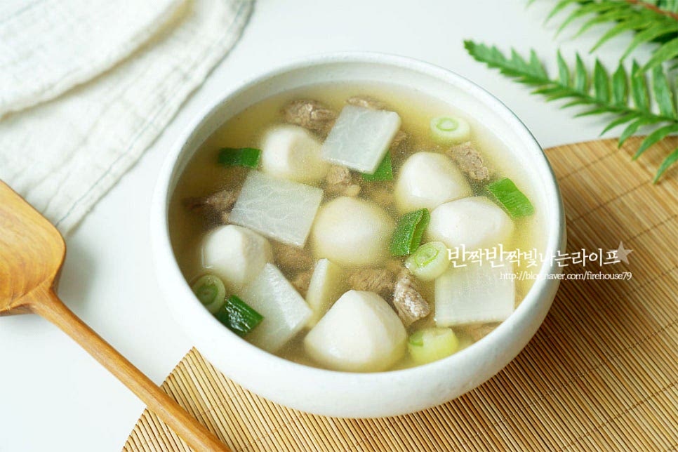 국물과 함께 푸짐하게 담아내어 완성합니다. 추석에는 토란이 제철이라 시원하고 깔끔하게 탕국에 넣어 만드는 분들 많으실 텐데요. 껍질 손질할 때 장갑을 끼고 한번 데쳐서 아린맛과 독성을 제거한 뒤 국을 끓이면 부드럽게 잘 어울립니다. 소고기 토란국 추석에 맛있게 끓여드세요. 끄읕 !