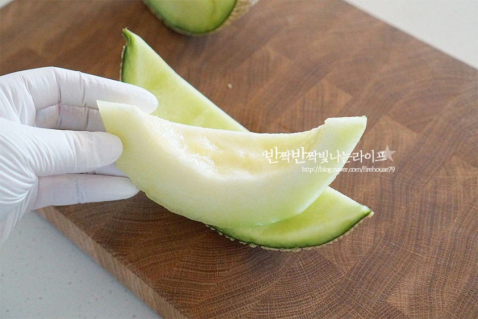 메론은 대략 1/4조각으로 1잔을 만들었어요. 가운데 단단한 씨는 긁어서 제거해 준 뒤 껍질과 과육 사이로 칼을 넣고 포를 뜨듯이 분리해 줍니다. 껍질 부분이 단단하고 쓴맛이 날 수 있어 단단한 부분까지 넉넉하게 잘라주었습니다. 만져보았을 때 멜론 아랫부분이 부드러우면 후숙이 잘 된 것이라 볼 수 있는데요. 후숙이 잘 된 과일로 만들면 단맛이 깊어 따로 감미료를 더하지 않아도 달콤하지만 간혹 맛이 싱겁거나 당도가 낮은 것은 주스를 만들어 마시면 좋습니다. 부드러운 편이라 따로 물을 넣지 않고도 믹서기에 곱게 갈아지는데요. 큼직하게 듬성듬성 잘라줍니다.