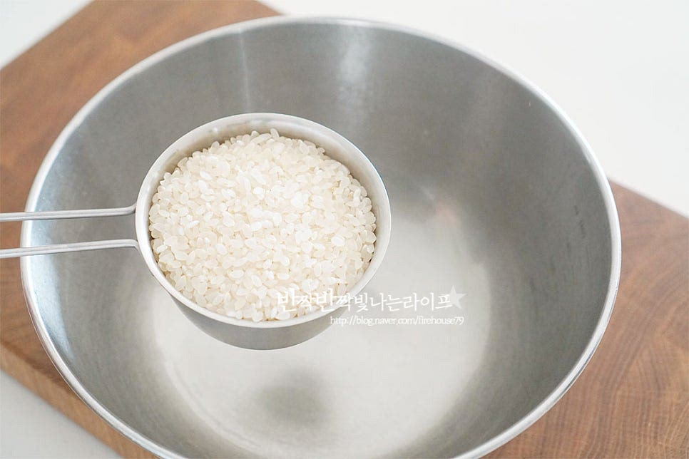 콩나물밥을 지을 때 쌀을 씻어 불린 뒤 밥물을 맞추는 과정이 중요한데요. 재료에서도 수분이 나오기 때문에 질지않게 평소보다 물을 적게 잡아줍니다. 쌀의 품종에 따라 수분의 차이가 있을 수도 있고요. 쌀은 2컵 부어서 밥을 지으면 소고기와 콩나물이 들어가 3인 가족이 먹기 적당합니다. 쌀은 씻은 뒤 20분 불려 물기를 털어줍니다. 물에 오래 불리지 않아도 되는 품종인데 묵은쌀이나 수분 정도에 따라 불리는 시간을 조절해 주세요.