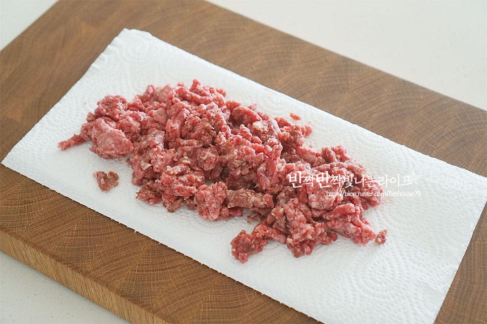 소고기를 함께 넣으면 고소한 식감이 맛있어요. 다진것을 준비하여 핏물을 제거해 줍니다. 쌀 위에 바로 올려 요리할 것이라 핏물은 꼼꼼하게 제거해요. 간장 1 큰 술, 황설탕 1 작은 술 간 마늘 1/2 작은 술, 맛술 1 작은 술 참기름 1/2 큰 술, 후추 약간 넣어줍니다. 간에 따라 짠맛과 단맛은 조절하여 주세요. 재료를 넣고 조물조물 10분 밑간해줍니다.