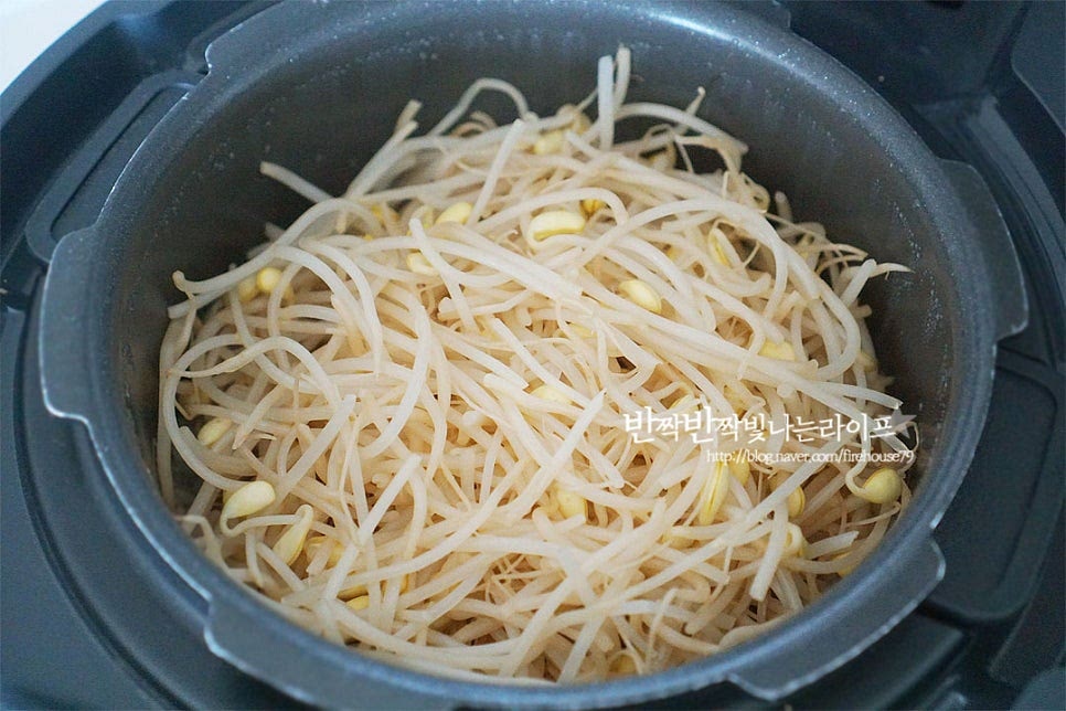 취사가 완료되어 밥솥을 열어보니 적당하고 아삭하게 익으면서 구수한 풍미를 가득 느낄 수 있어요. 뭉치지 않게 주걱으로 섞어줍니다. 재료가 골고루 어우러질 수 있도록 해줍니다. 푸짐하게 담은 뒤 양념장을 올려 맛깔나게 비벼먹으면 완성입니다. 콩나물의 비린내 없이 구수함을 더하고 소고기가 들어가 식감과 맛도 좋아요. 게다가 짭조름한 양념이 더해지면 별다른 반찬없이도 한 그릇 뚝딱입니다. 영상도 같이 담았어요. 밥물을 평소보다 적게 잡아주어 질지 않게, 콩나물은 깨끗하게 세척하여 들기름에 버무리고 소고기는 밑간하여 전기밥솥에 넣고 요리해요. 만드는법도 어렵지 않은 메뉴라 온 가족이 함께 먹기 좋습니다. 콩나물밥 양념장 만들기 맛있게 밥을 지어 곁들여드세요. 끄읕 !