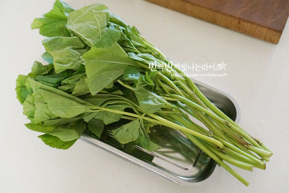 아욱은 150g 정도를 준비했습니다. 가을 제철이라 잎이 연하고 보드라워 국에 넣으니 아이들과 먹기도 좋습니다. 연녹색의 잎이 넓고 연하며 마르지 않은 것이 신선합니다. 끝부분의 억센 줄기는 식감이 질겨서 잘라내어주었습니다. 연한 줄기는 그대로 요리에 활용합니다. 줄기 끝부분을 꺾어 잎쪽으로 당겨서 질긴 겉껍질을 제거해 줍니다. 그럼 줄기 부분도 부드럽게 먹을 수 있습니다. 손질한 아욱은 넉넉한 크기의 볼을 준비해 넣고 굵은소금 1숟가락 정도 넣고 손으로 바락바락 문질러줍니다. 쌀뜨물 또는 굵은소금을 넣고 세척해 주는데 미리 준비한 쌀뜨물이 없이 굵은소금 준비했습니다. 바락바락 치대어 손질하면 풋내와 쓴맛을 제거하고 식감도 부드러워집니다. 초록물이 나올 정도로 치댄 뒤 서너 번 정도 깨끗하게 헹구어줍니다. 손으로 물기를 제거한 뒤 한 입 크기로 먹기 좋게 잘라줍니다.