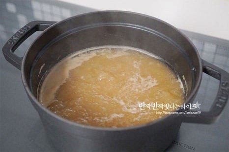 된장국물이 다시 끓어오르면 손질해둔 아욱을 넣어줍니다. 숨이 죽어 어우러지도록 1~2분 끓입니다. 숨이 죽으면 건새우를 넣어줍니다. 새우살도 좋고 건새우를 갈아서 넣어도 감칠맛이 깊습니다. 아욱이 부드러워질 정도로 끓인 뒤 대파와 고추를 넣고 한소끔 끓여 마무리합니다. 간을 보고 싱거우면 소금이나 액젓으로 간을 맞추어 아욱국끓이는법 완성합니다.