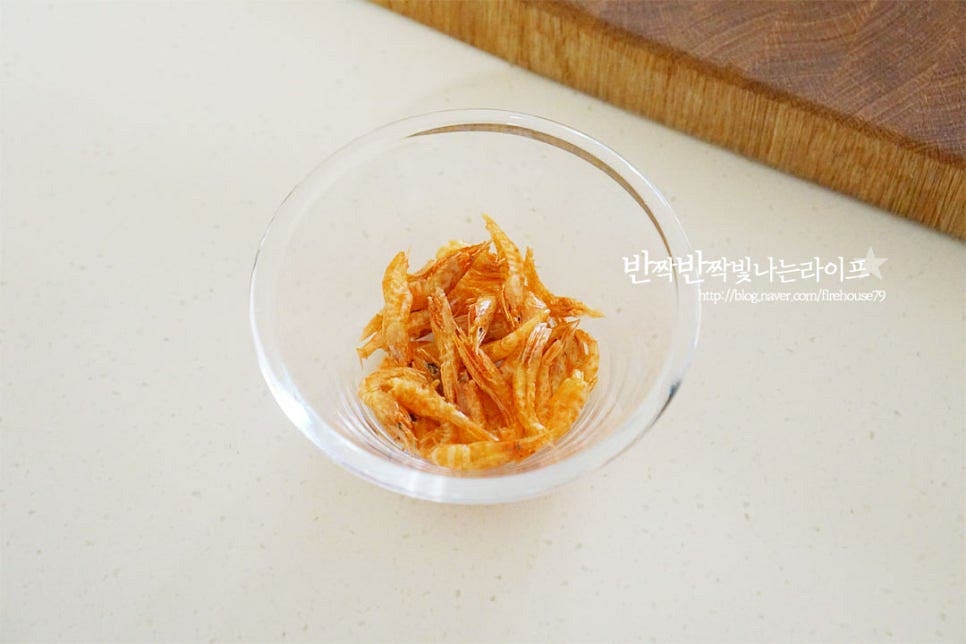 건새우 한 줌을 준비했습니다. 눅눅하다면 가볍게 볶은 후 넣어주면 눅눅함이 날아가고 고소합니다. 대파는 송송 썰고 고추는 어슷하게 썰어줍니다. 매운맛 정도에 따라 청양고추를 넣어도 좋습니다. 두부나 버섯, 양파 등을 곁들여도 잘 어울립니다. 냄비에 물 1.2L를 붓고 다시팩과 무 2조각을 넣고 멸치 다시마 육수를 내어줍니다. 간편하게 코인육수를 활용해도 좋습니다.