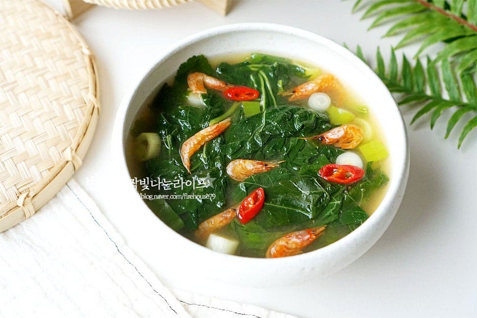 부드러운 아욱이 은은하고 건새우의 시원한 감칠맛이 어우러진 한그릇 완성입니다. 찬바람 불 때 뜨끈한 국물요리로 된장과 재료를 넣고 깔끔하게 끓여 아침국으로 한 끼 든든하게 챙겨 먹기도 좋습니다. 가을 아욱국은 제철인 만큼 맛도 맛있답니다. 맛있게 만들어드세요. 끄읕 !