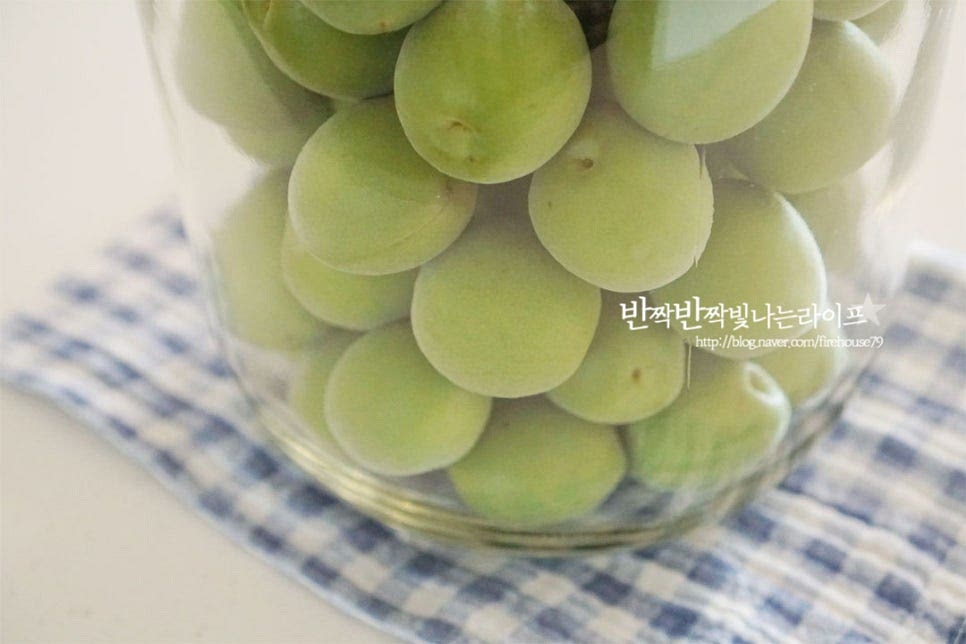 소독한 유리병에 물기없이 손질한 매실을 넣어줍니다. 용기의 70% 정도만 채워줍니다. 일반적으로 설탕과 1:1 비율로 넣어 만들기도 하는데 오늘 알려드리는 홍쌍리 매청은 매실 1 : 설탕 0.5 : 올리고당 0.5 비율로 넣어 만듭니다. 먼저 올리고당을 넣어줍니다. 이때 부드러운 단맛이 나는 프락토 올리고당을 넣어줍니다. 공기와 닿지 않도록 윗부분을 설탕으로 모두 덮어줍니다. 홍쌍리 명인은 백설탕을 넣고 만들었는데 저는 원당을 활용해 만들었습니다. 올리고당을 먼저 넣고 설탕을 넣어서 전체적으로 골고루 섞인답니다. 용기는 가득 채우지 않고 만들었을 때 70% 정도만 채워주세요.