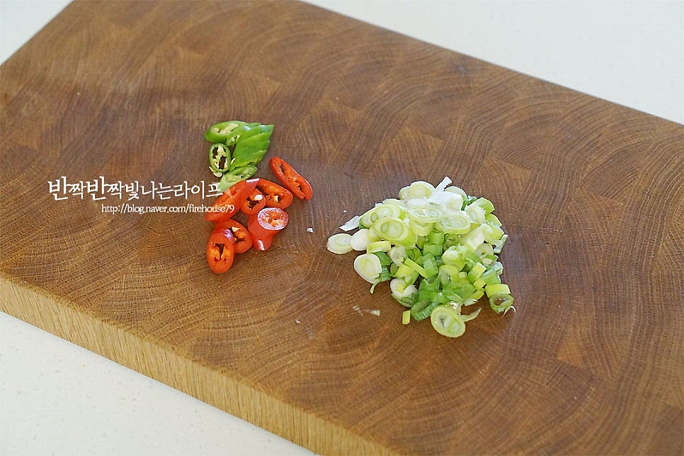 대파는 파기름을 내어줄 것이라 얇게 송송 썰고 고추는 어슷하게 썰어줍니다. 매운맛 정도에 따라 청양고추를 더해주세요. 입맛에 따라 양파나 당근을 넣어도 좋습니다.