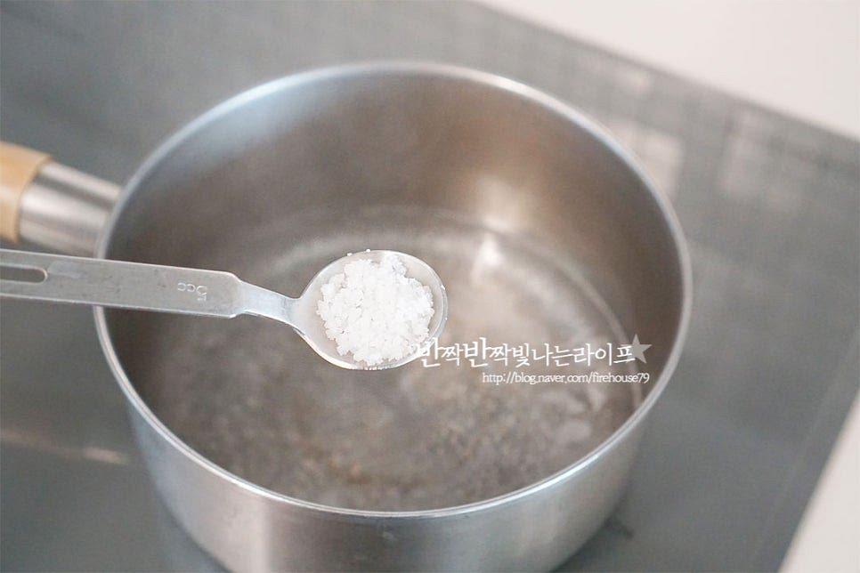 냄비나 깊이가 있는 팬에 물 300ml 정도를 붓고 끓어오르면 소금 1 작은 술을 넣어줍니다. 본연의 맛을 살리기 위해 물은 적게 잡아주었습니다. 콩나물은 삶는 과정에서 비린내가 나지 않도록 하는 것이 중요한데 뚜껑을 열고 삶거나 닫고 삶는 두 가지 방법이 있어요. 처음 만들어보시는 분들도 어렵지 않은 방법이 뚜껑을 열고 데치기입니다. 팔팔 끓으면 콩나물을 넣어줍니다. 굵기나 양에 따라 삶는 시간은 차이가 날 수 있는데 대략 2분 30초~3분 정도면 먹기 좋게 익습니다. 너무 오래 삶으면 수분이 빠져 식감이 질겨지기 때문에 아삭하게 삶아줍니다. 중간중간 골고루 익을 수 있도록 뒤적여가며 3분 데쳐줍니다. 잔열로 물러지지 않게 삶은 뒤 바로 찬물에 헹구어줍니다. 찬물로 열기를 식힌 뒤 물기를 빼줍니다.