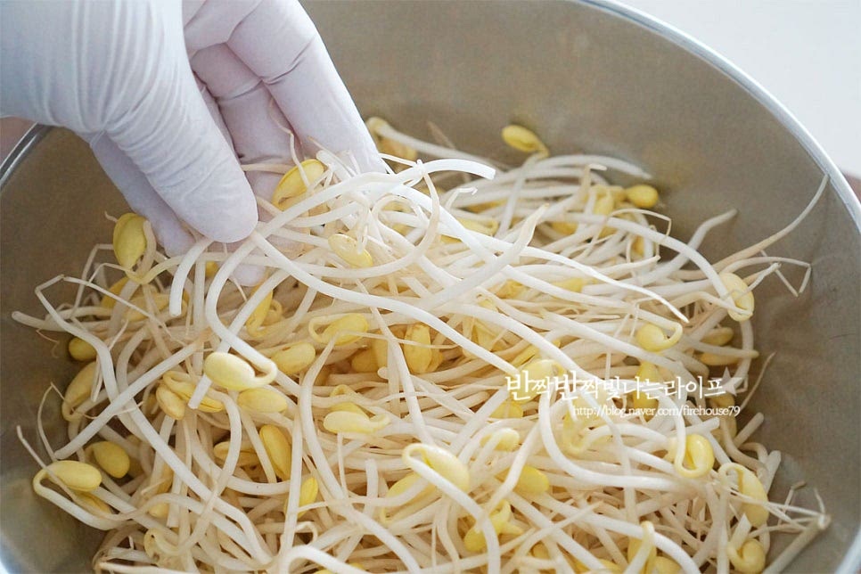 콩나물은 다듬어 손질해 줍니다. 깔끔하게 세척한 뒤 요리하면 비린내도 잡고 맛도 좋답니다. 무르거나 상한 부분은 제거하고 지저분한 꼬리가 있다면 다듬어줍니다. 흐르는 물에 서너 번 살짝 흔들어가며 씻어준 뒤 체에 밭쳐 물기를 털어줍니다.