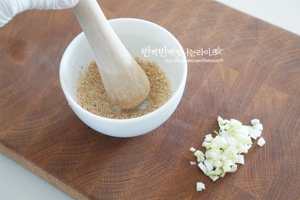 대파는 흰 부분 위주로 잘게 다져썰고 나물 무침의 고소한 맛을 위해 볶은 깨는 갈아서 준비해 줍니다. 간 깨소금을 넣으면 먹는 내내 고소해요.