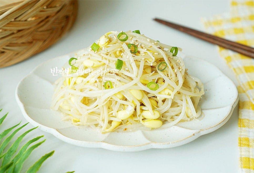 고춧가루를 넣지 않아 고소하고 담백한 감칠맛이 있는 하얀 콩나물무침 완성입니다. 영상도 같이 담았어요. 아삭아삭 식감과 함께 짭조름하면서도 먹을수록 고소한 맛이 깊어요. 가격도 착하고 맛도 좋으니 반찬으로 딱이죠. 간단한 레시피로 맛있게 요리해드세요. 끄읕 !