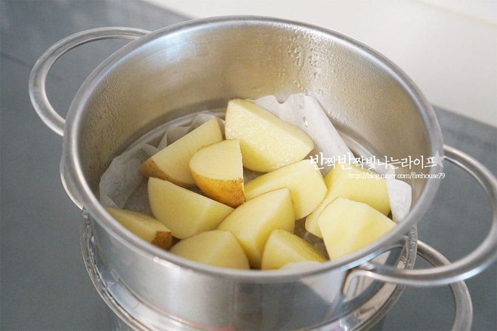 먼저 감자를 삶아 익혀줍니다. 김이 오른 찜기에 깨끗하게 씻은 감자를 4등분 하여 넣고 15~20분 익혀줍니다. 계란이 잠길 정도로 냄비에 물을 붓고 소금과 식초를 넣고 삶아줍니다. 13분 정도 완숙으로 완전히 익혀주어요.