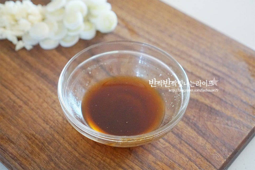 채소의 식감을 살리기 위해 센 불로 빠르게 볶아줄 것인데요. 그래서 미리 양념을 만들어 둡니다. 진간장 1 큰 술, 굴 소스 1/2 큰 술 맛술 1 큰 술, 황설탕 1/2 작은 술 후추 약간 넣어줍니다. 양배추가 익으면 단맛이 나기 때문에 설탕은 감칠맛 더해줄 정도로 조절하여 넣어줍니다.