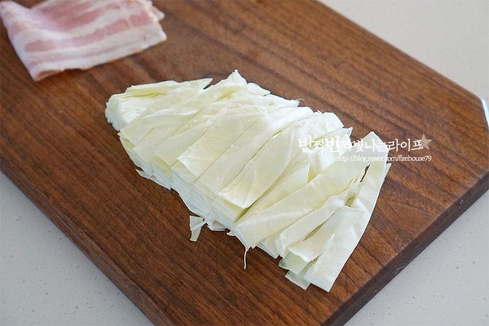 양배추는 먹기 좋게 굵게 채를 썰어줍니다. 베이컨도 비슷한 굵기로 채를 썰고, 당근은 조금 더 얇게 채를 썰어요. 기호에 따라 매운맛을 좋아한다면 청양고추 넣으셔도 좋습니다. 통마늘을 큼직하게 으깨어주고, 대파는 흰 부분 위주로 얇게 송송 썰어줍니다.