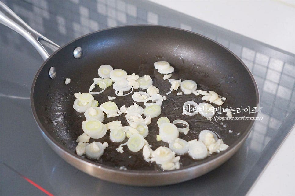 달군 팬에 식용유 두르고 마늘과 대파를 먼저 볶아 향을 내어줍니다. 파가 나른해지면서 달큰한 향이 올라오면 베이컨을 넣고 노릇하게 볶아주어요. 베이컨을 바삭하게 익혀주시면 고소한 맛이 더 좋습니다. 베이컨이 익으면 양배추와 당근을 넣어줍니다. 양배추는 넣고부터는 센 불로 수분을 날려 빠르게 볶아줍니다. 그래야 먹는 내내 아삭아삭해요. 가볍게 1분 정도 볶다가 만들어둔 소스를 넣어줍니다. 소스를 넣고 빠르게 볶아 간이 어우러지도록 해요. 생으로 먹어도 달지만 열에 익혀서 먹음 단맛이 더 깊은데요. 달큰하게 재료와 어우러지는 감칠맛과 식감이 정말 매력적이에요. 영상도 같이 담았어요. 휘리릭 볶아 만들면 되어 초간단 양배추반찬으로 먹기 딱 좋아요. 매콤하게 먹고 싶을 땐 고추나 고추기름을 넣어도 별미고, 아이랑 먹을 땐 굴소스나 간장으로 맛을 더해주시면 됩니다. 반찬으로도 맛있지만 술안주로도 잘 어울리고요. 양배추볶음 맛있게 만들어 드세요^^ 끄읕 !